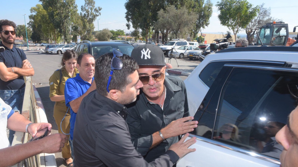 קובי פרץ בכניסה לכלא מעשיהו (צילום: אבשלום ששוני)