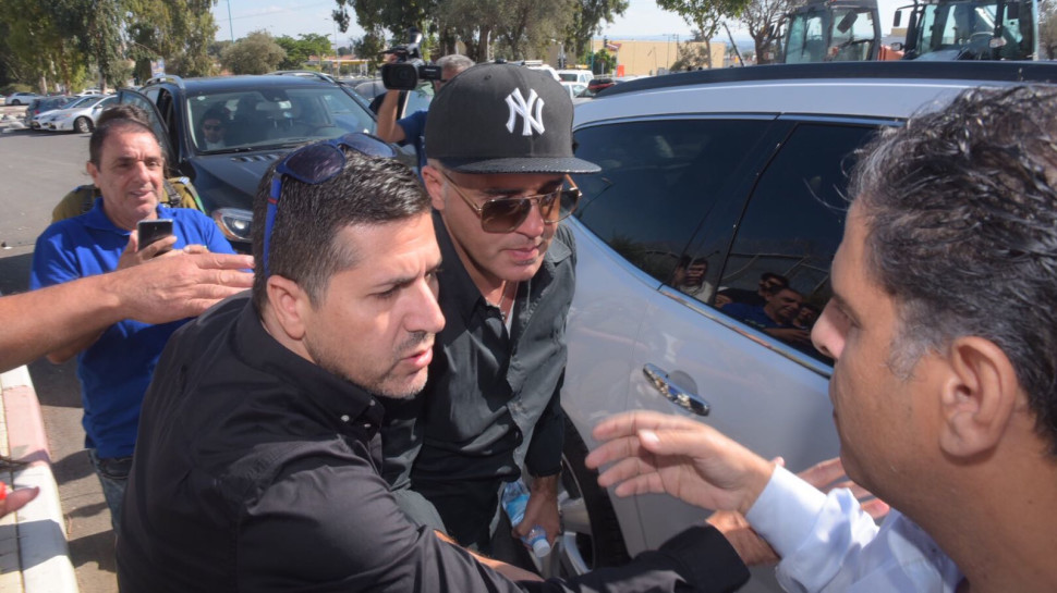 קובי פרץ בכניסה לכלא מעשיהו (צילום: אבשלום ששוני)