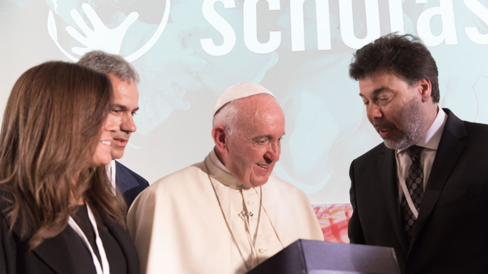דריו ורטהיין והאפיפיור פרנציסקוס (צילום: Bernardo San Torcuato)