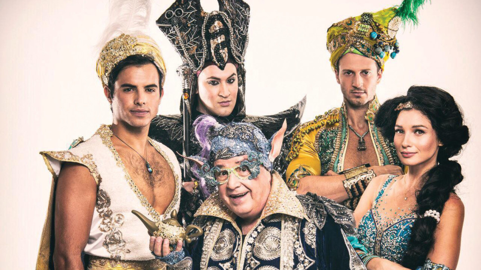 אסף הרץ (ראשון משמאל) וצוות "אלאדין" (צילום: רונן אקרמן)