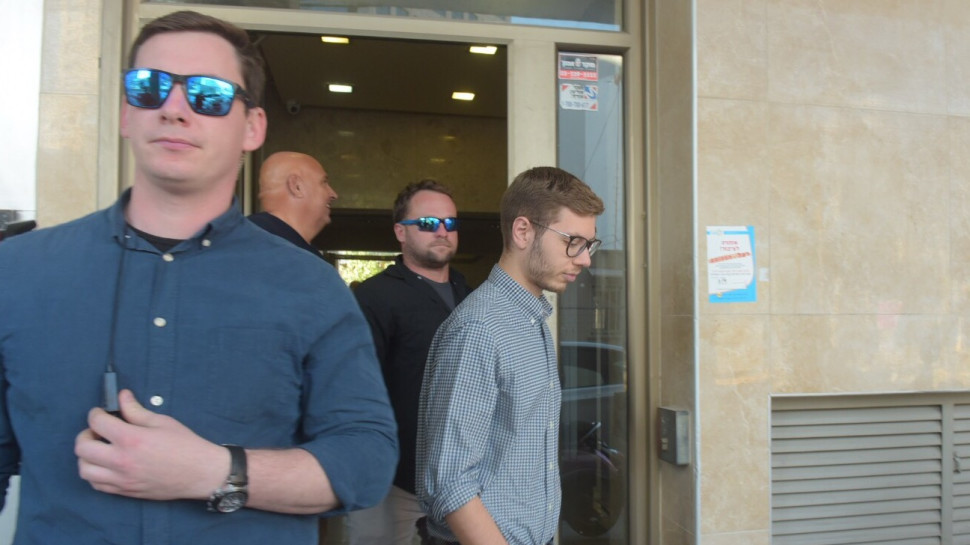 יאיר נתניהו יוצא מפגישת הגישור (צילום: אבשלום ששוני)