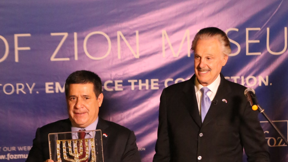 מייק אוונס והוראסיו קארטס (צילום: יוסי זמיר)