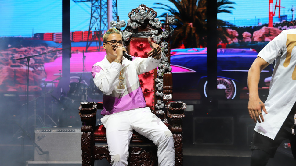 סטטיק מופיע על כיסא (צילום: עידן מדיה, יח"צ)