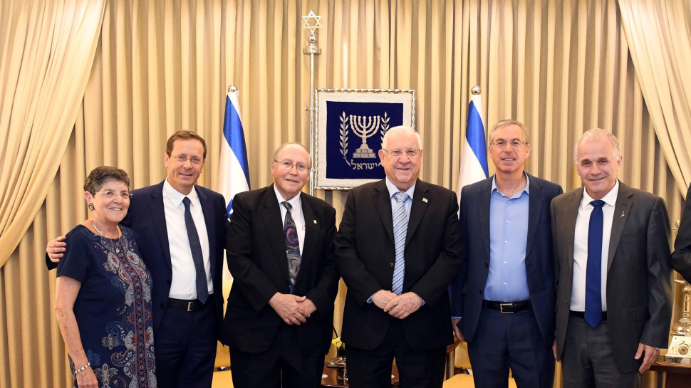 אשר כהן, מיכאל (מייק) הרצוג, ראובן (רובי) ריבלין, אליקים, יצחק (בוז'י) הרצוג ומרים רובינשטיין . (צילום: חיים צח לע"מ)