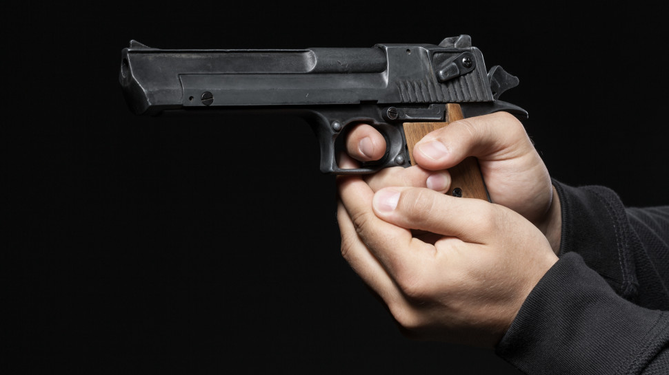 גבר עם אקדח (אילוסטרציה) (צילום: אינג אימג')