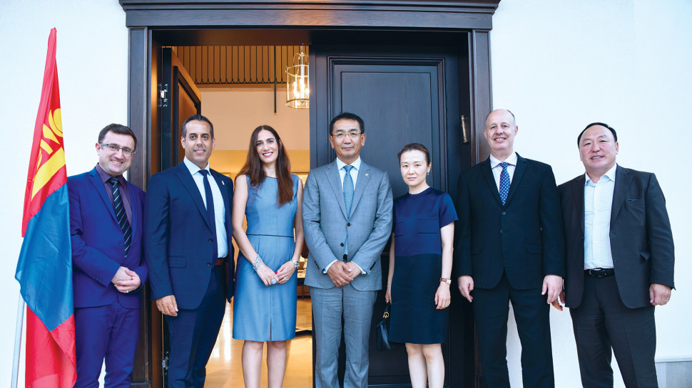 עו"ד עורקבי עם האורחים (צילום: אבי חיון)