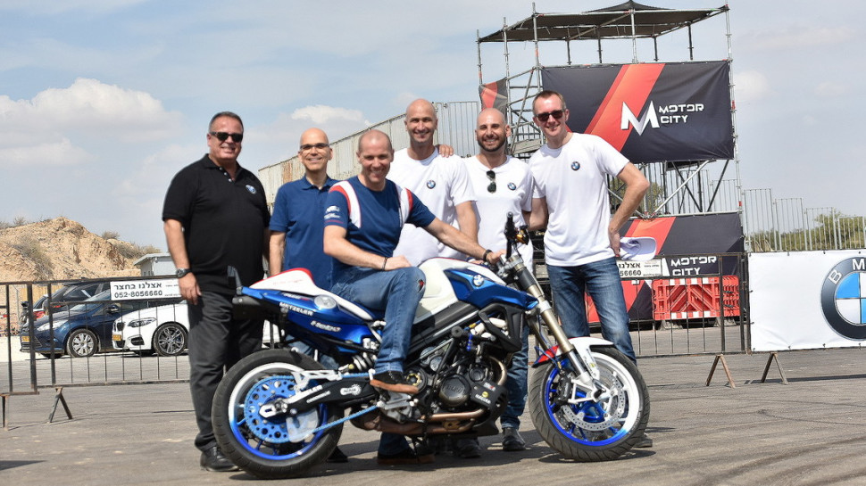 ריצ'רד סטלטן, רן בוזנח, ברק כהן, שחר שמש, יורם מזרחי ועל האופנוע מתי גריפין  (צילום: אסף רחמים)