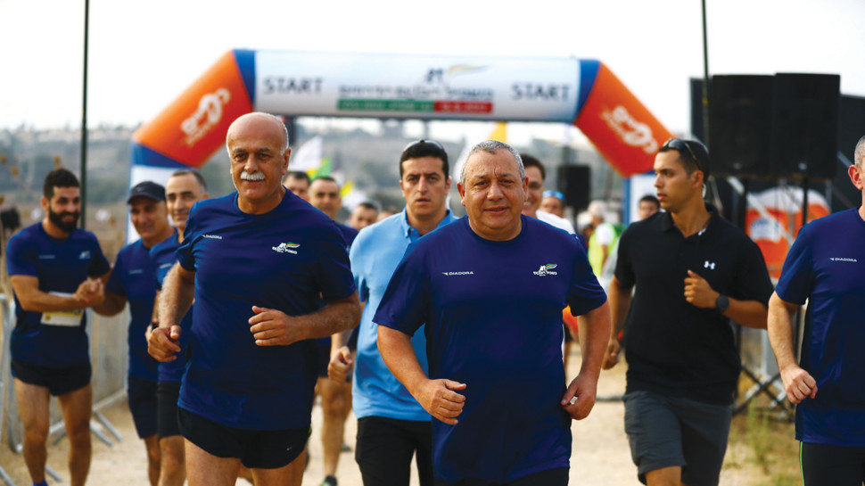 הרמטכ"ל גדי אייזנקוט ואמל אסעד (צילום: גלעד קוולרצ'יק)