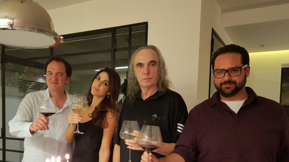 צביקה פיק מדליק נרות עם קוונטין טרנטינו (צילום: יח"צ)