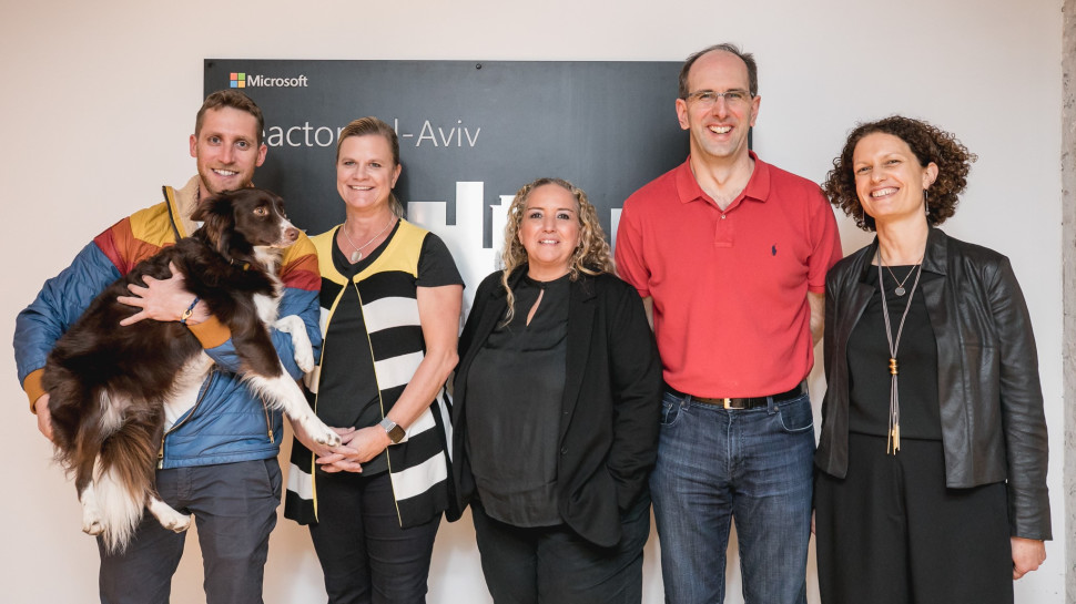 מרב דוידזון,  סקוט גאת'רי, שלי לנצמן,  שרלוט ירקוני,  אסף רפפורט וכלבתו מיקה (צילום: תומר פולטין)