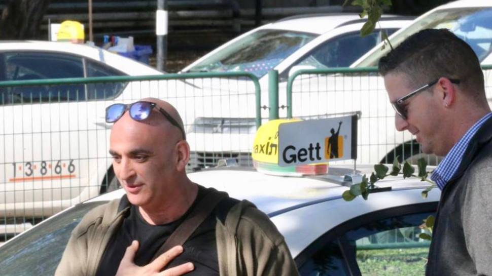 יובל המבולבל בדרך לבית המשפט (צילום: אבשלום ששוני)