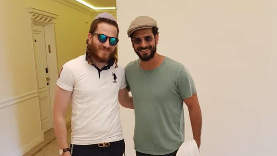 אביב אלוש באומן עם רב רב הסלבס המקומי ישראל ברקמן (צילום: איציק אוחנה)