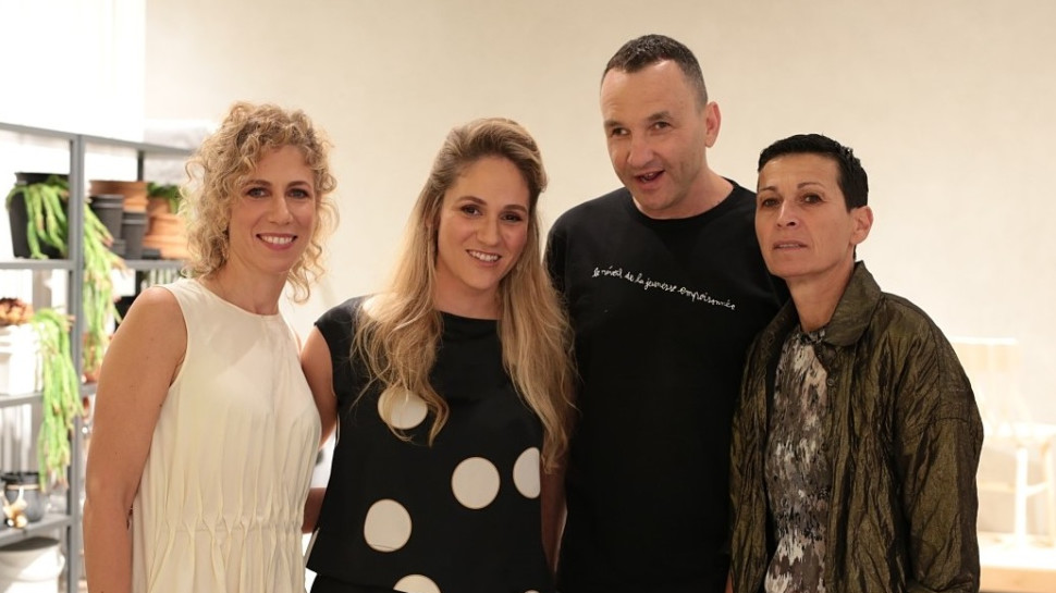 תמי ואייל חומסקי, שירלי שוורץ-קאופמן ולירון שוורץ-גילת  (צילום: אופיר סקופ)