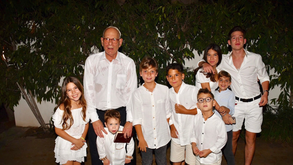 רמי אונגר והנכדים (צילום: אביב חופי)