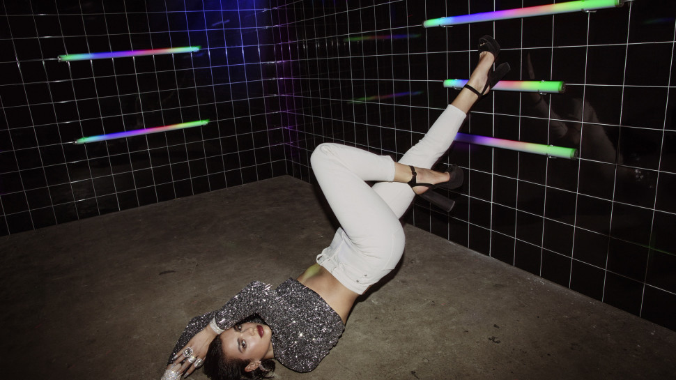 דואה ליפא לפפה ג'ינס לונדון מכנס ג'ינס לבן 299 ₪, חולצה 299 ₪ להשיג ברשת NYOU (צילום: יח"צ חו"ל)