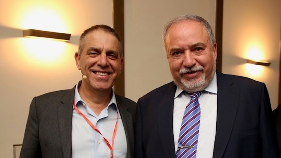 אביגדור ליברמן, אייל מליס (צילום: אלוני מור)