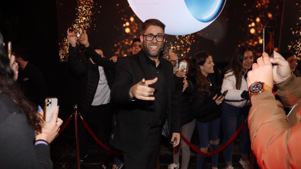 אורן חזן בכניסה לאח הגדול (צילום: מיכה לובטון)