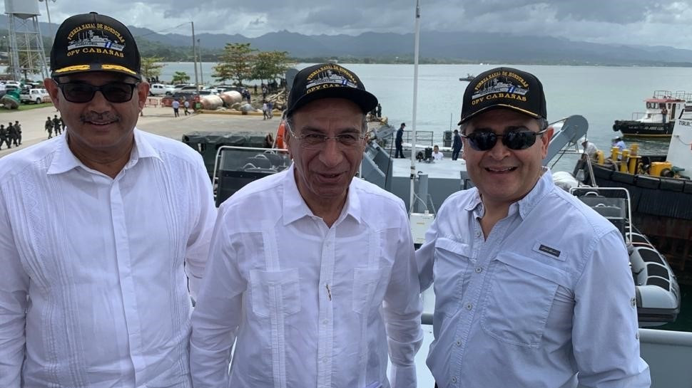 חואן אורלנדו ארננדס, סמי קצב, ג'וליאן פאנצ'ו טינוקו (צילום: מספנות ישראל)