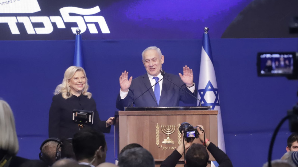 נתניהו ורעייתו בנאום הניצחון (צילום: איתן אלחדז, TPS)