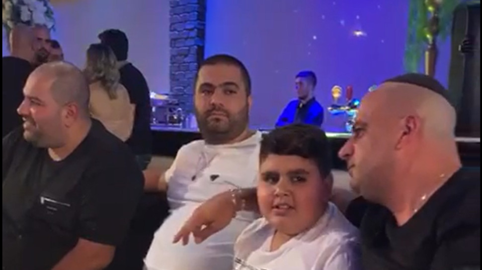 דקל וקנין לצידו של שמוליק הרוש (צילום: צילום מסך)