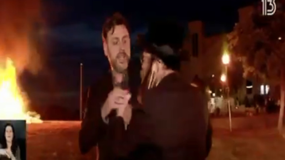 יוסי אלי מותקף בשידור (צילום: צילום מסך חדשות 13)