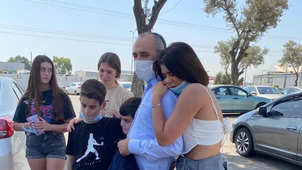 אנג'ל ברנס ואביה לאחר שחרורו מהכלא (צילום: יח"צ)