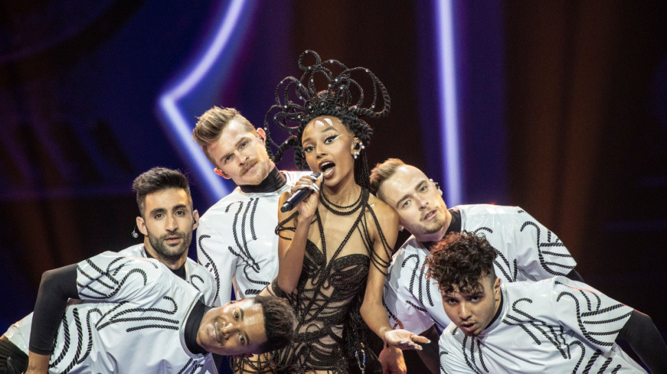 עדן אלנה וצוות הליווי (צילום: EBU / ANDRES PUTTING)