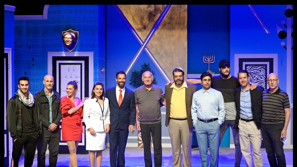 יעקב פרי במרכז וקאסט השחקנים (צילום: יוסי צבקר)