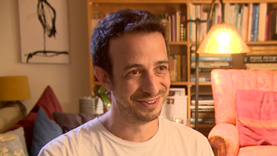 יוני בלוך חוזר לישראל (צילום: צילום מסך מתוך חדשות 13)