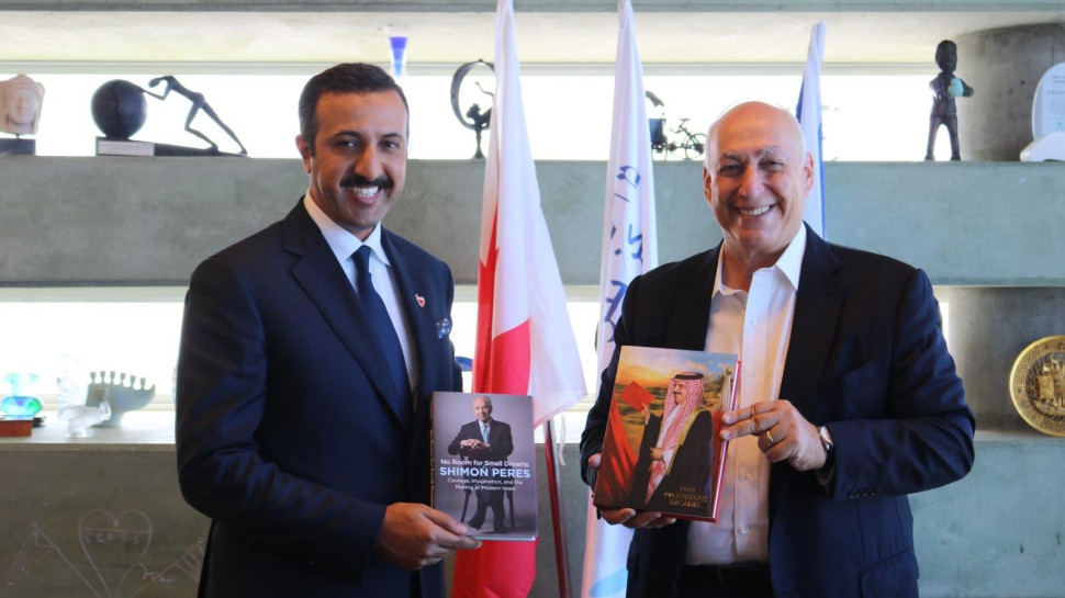 השייח עבדאללה בן אחמד אל ח'ליפה וחמי פרס (צילום: חן שנהב)