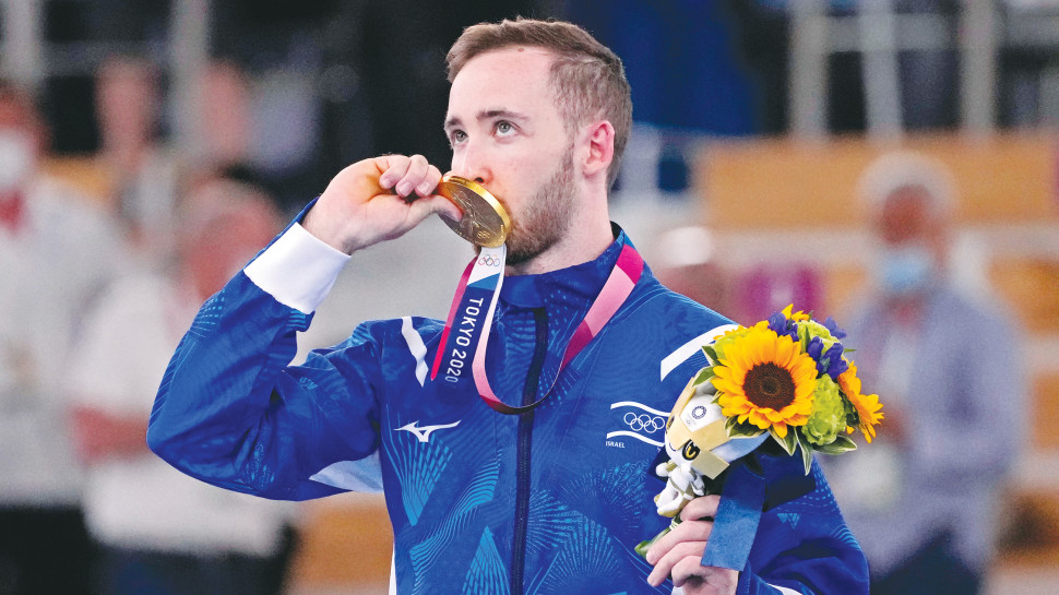 ארטיום דולגופיאט עם מדליית הזהב (צילום: רויטרס)