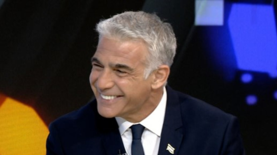שר החוץ יאיר לפיד אצל אופירה וגיא פלג (צילום: צילום מסך מאקו, קשת 12)