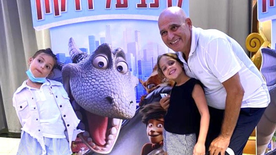 דוד פתאל בתו אמה והנכדה אור (צילום: באדיבות סרטי פילמהאוס)