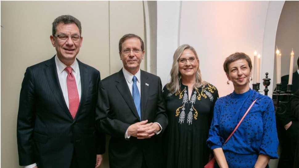 סאנה בריטבסקי,מיכל ויצחק הרצוג ואלברט בורלא (צילום: תומאס אלכסנדר, קרן פרס בראשית)