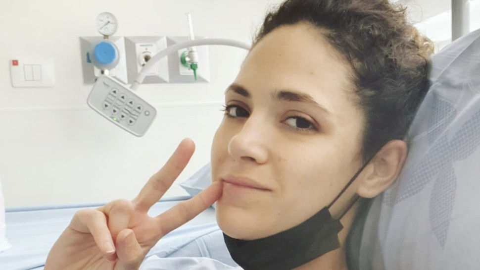 מיטל גל סוויסה במיטת בית החולים  (צילום: צילום מסך אינסטגרם)