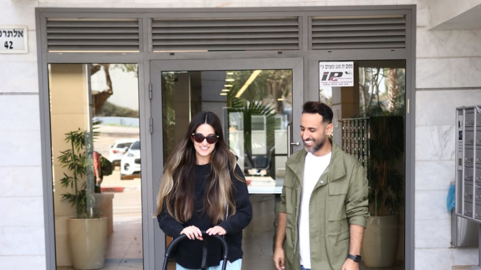 דודו אהרון ונטלי לוי מטיילים עם התינוקת (צילום: אור גפן)