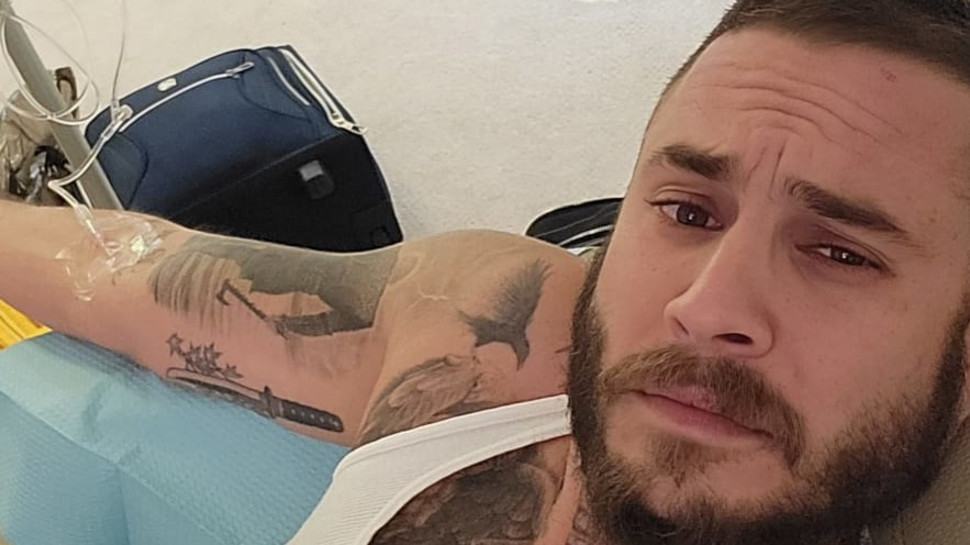 טום אביב מקבל עירוי של מונוכרום (צילום: פרטי)