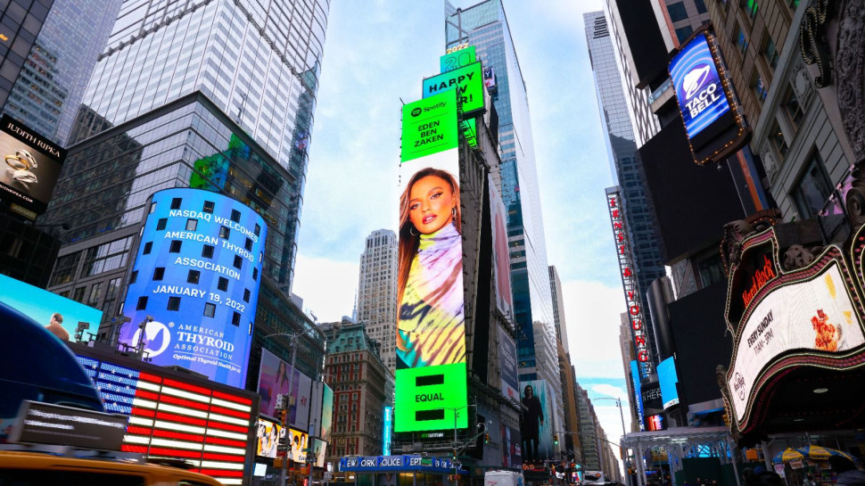 עדן בן זקן בטיימס סקוור (צילום: באדיבות: שרית הפקות)