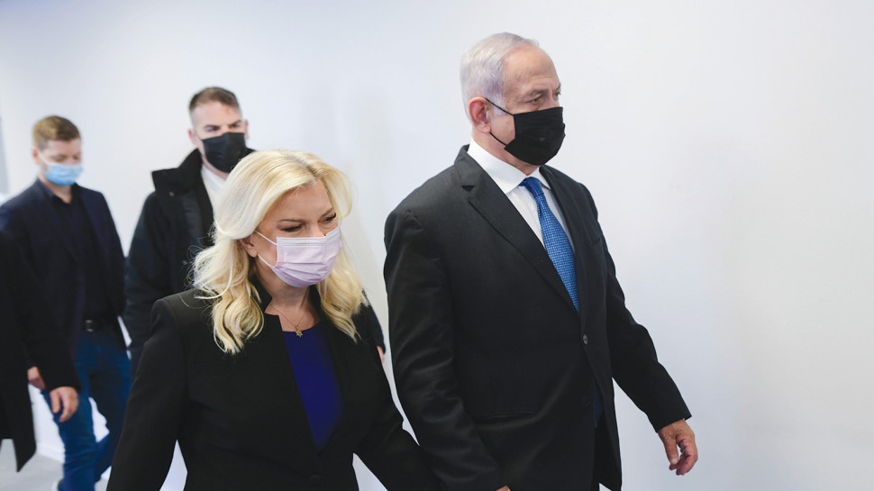 בנימין ושרה נתניהו בבית המשפט המחוזי בתל אביב (צילום: אבשלום ששוני)