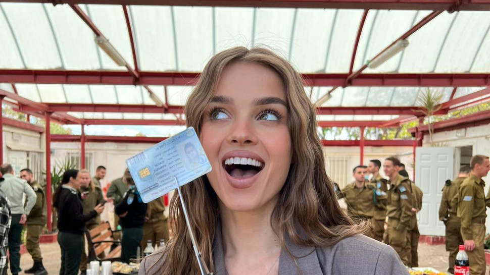 אנה זק גוזרת חוגר (צילום: יח"צ)