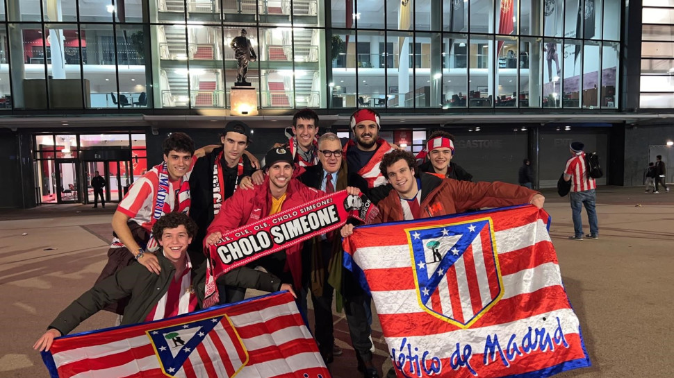 עידן עופר והאוהדים (צילום: באדיבות יחצ אתלטיקו מדריד)