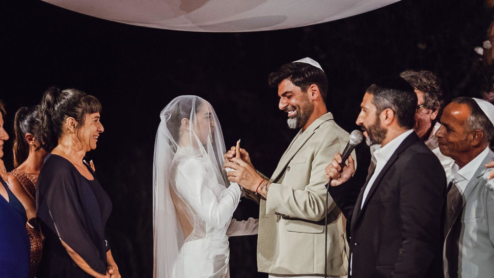 רותם כהן ושי שגיא נשבעים אמונים זה לזו (צילום: שי בוזגלו)