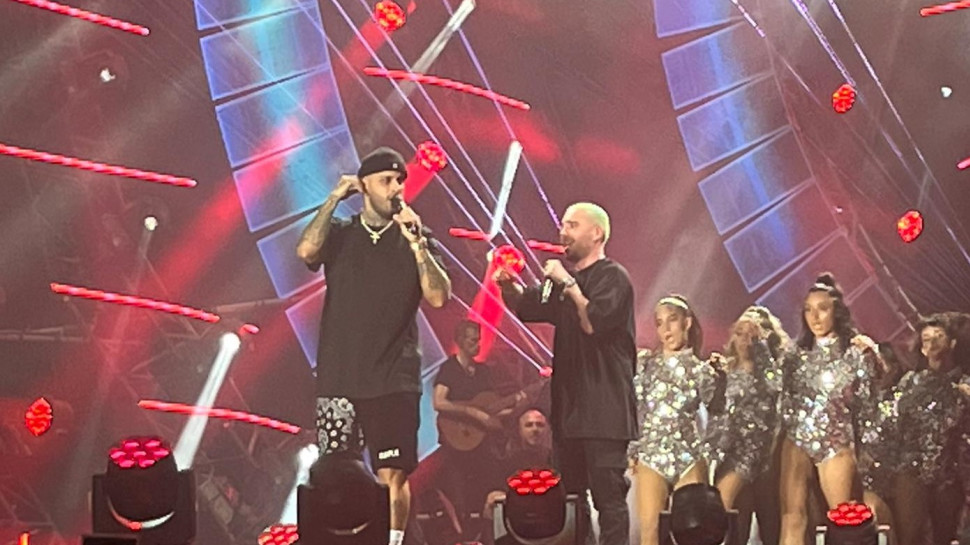 עומר אדם וניקי ג'אם בהופעה בפארק הירקון (צילום: שי רגב)