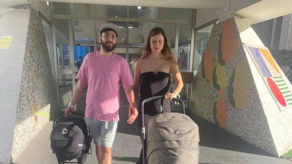 אלינה לוי ומשפחתה הטרייה יצאו מבית החולים (צילום: צ׳ינו)