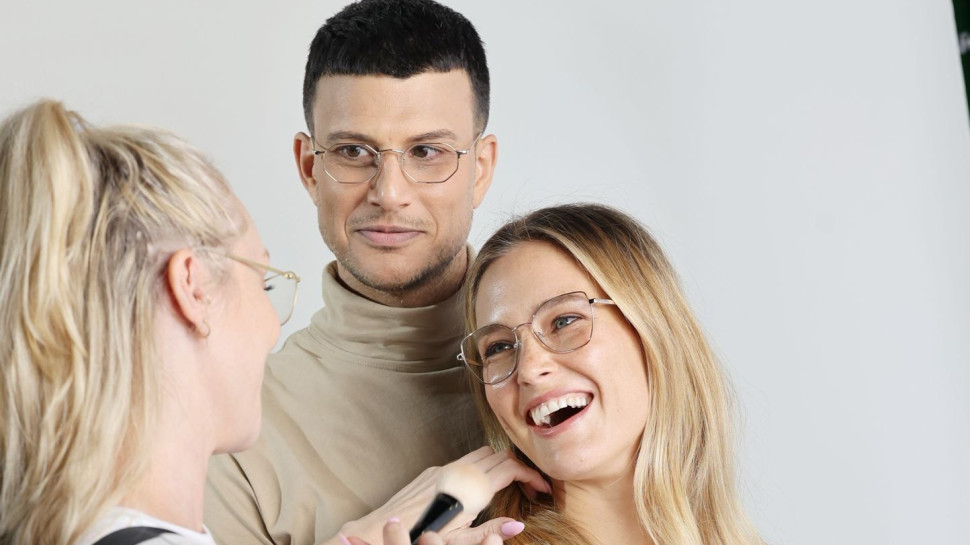 אסי עזר ובר רפאלי על הסט של קרולינה למקה ברלין (צילום: רפי דלויה)