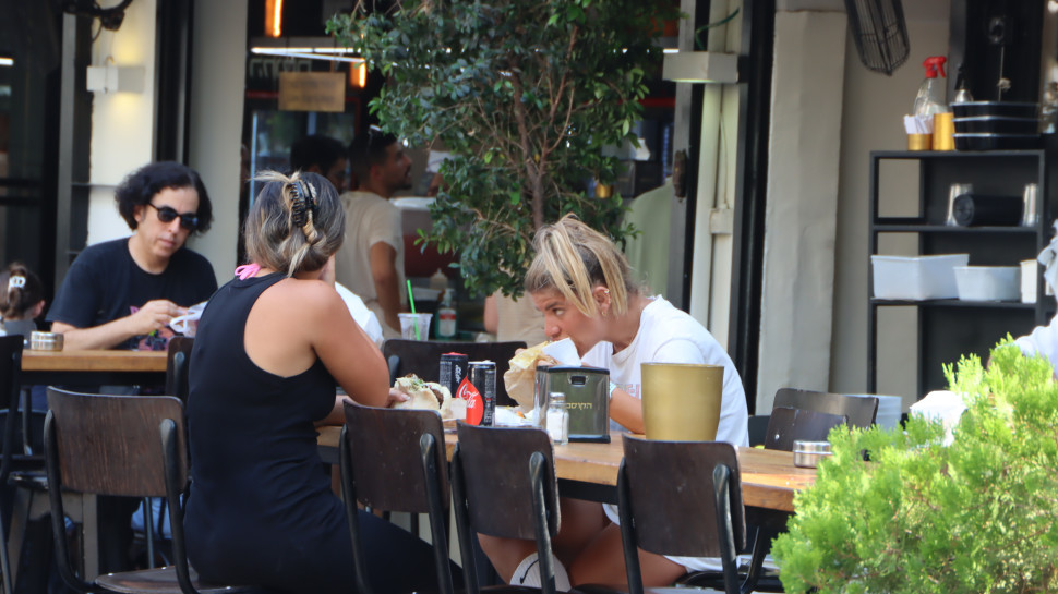 ג'קי אזולאי דופקת מנה (צילום: ניר פקין)