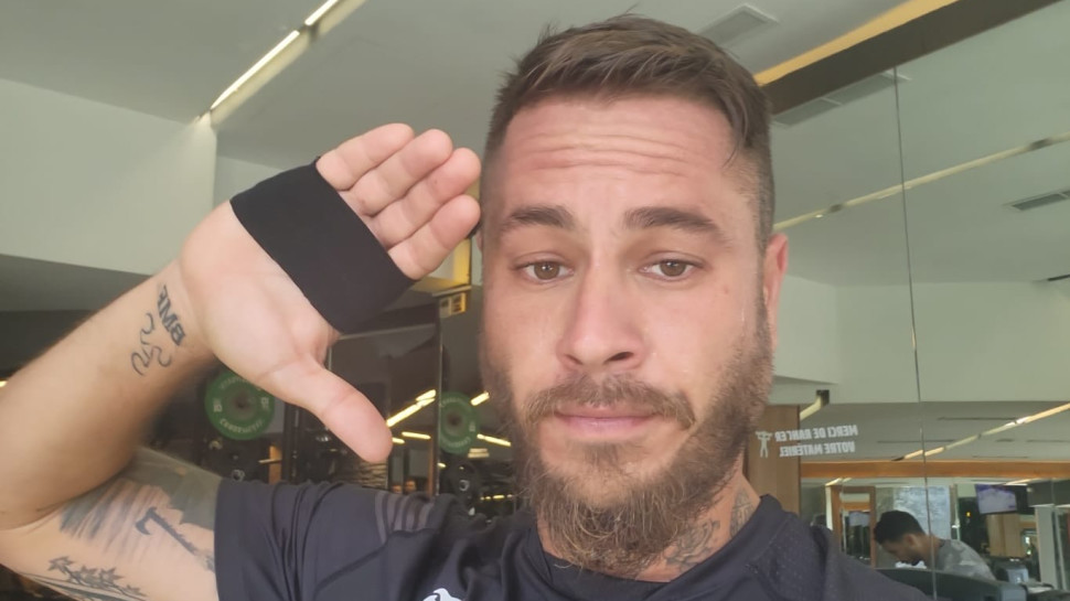 טום אביב מתאמן עם יד אחת (צילום: פרטי)