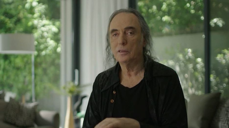 צילום מסך: צביקה פיק בראיון אחרון (צילום:  "כח צביקה" באדיבות yes דוקו ו-STINGTV,  חברת No Drama studio הפקות, בימוי: שי להב)