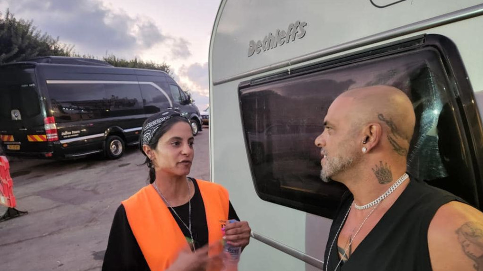 אייל גולן והסדרנית שחפציה נגנבו (צילום: יחצ)