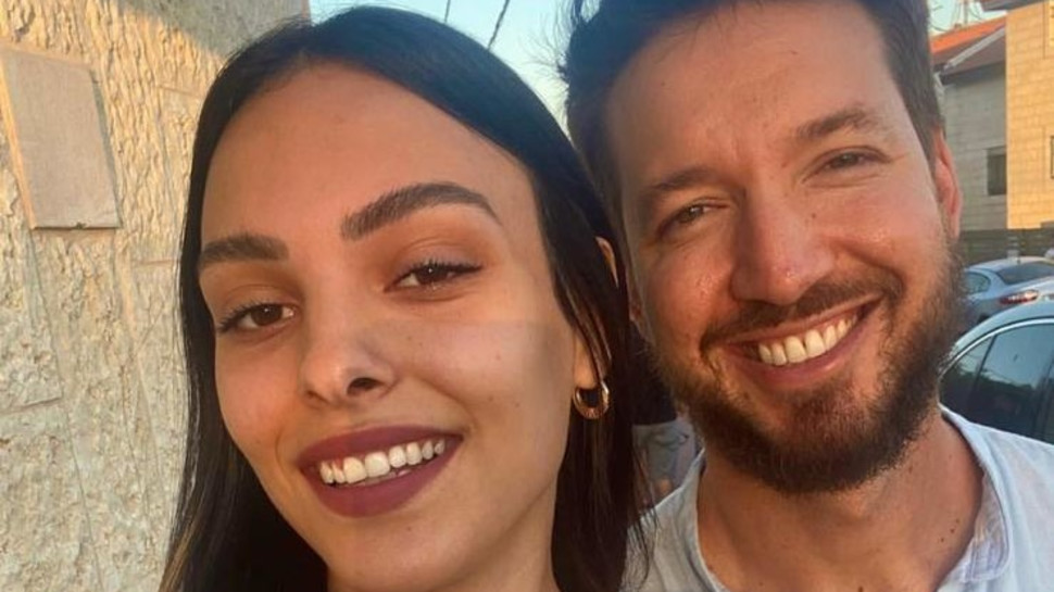 דניס רוסקוב ובת הזוג (צילום: צילום מסך אינסטגרם)